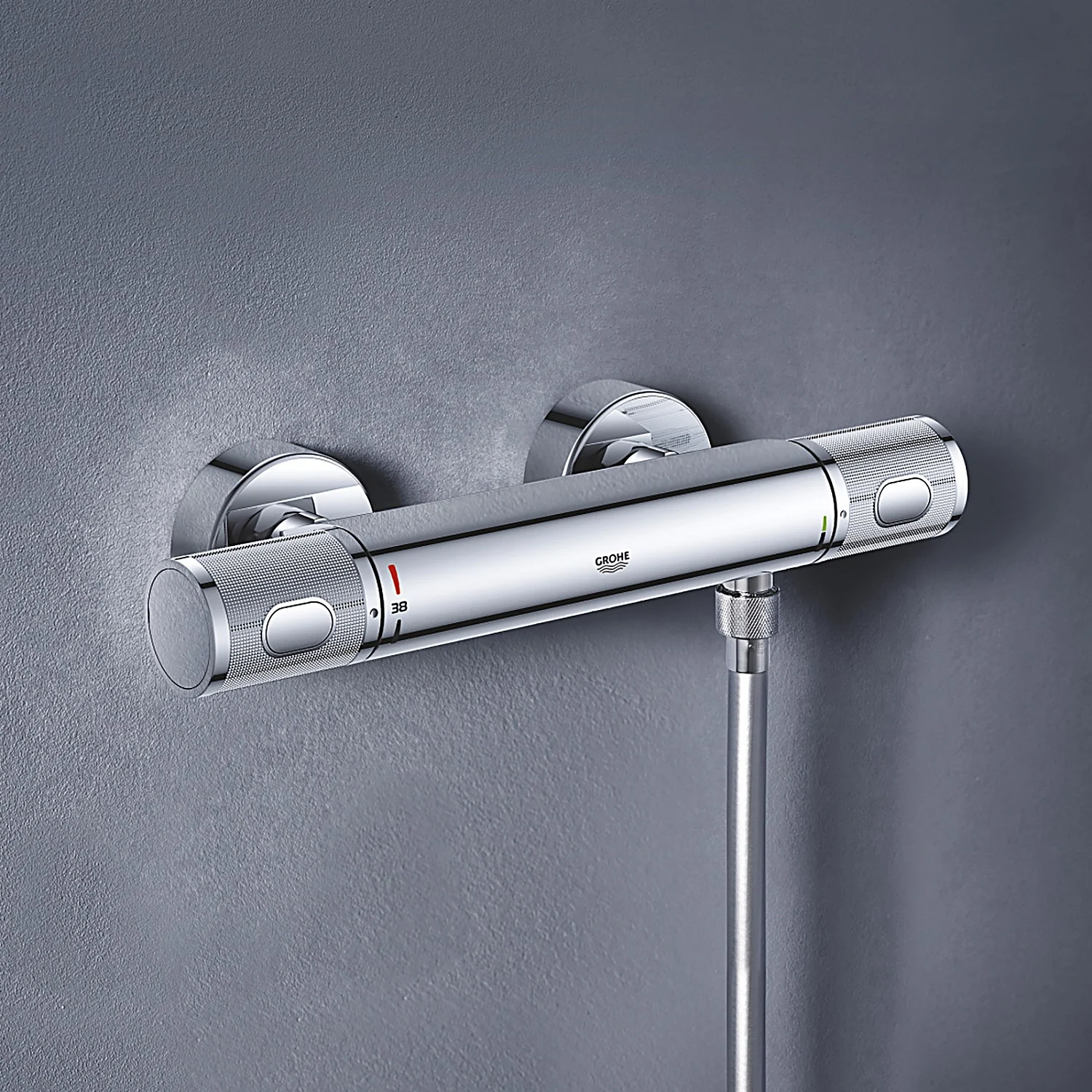 Bateria termostatyczna na szarej ścianie łazienki, Grohe
