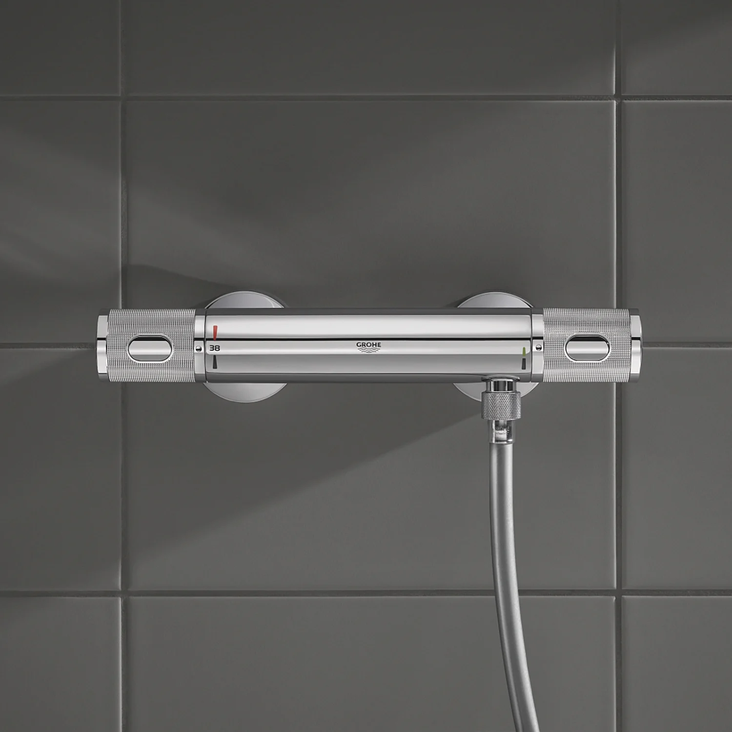 Bateria termostatyczna na kafelkowanej ścianie łazienki, Grohe