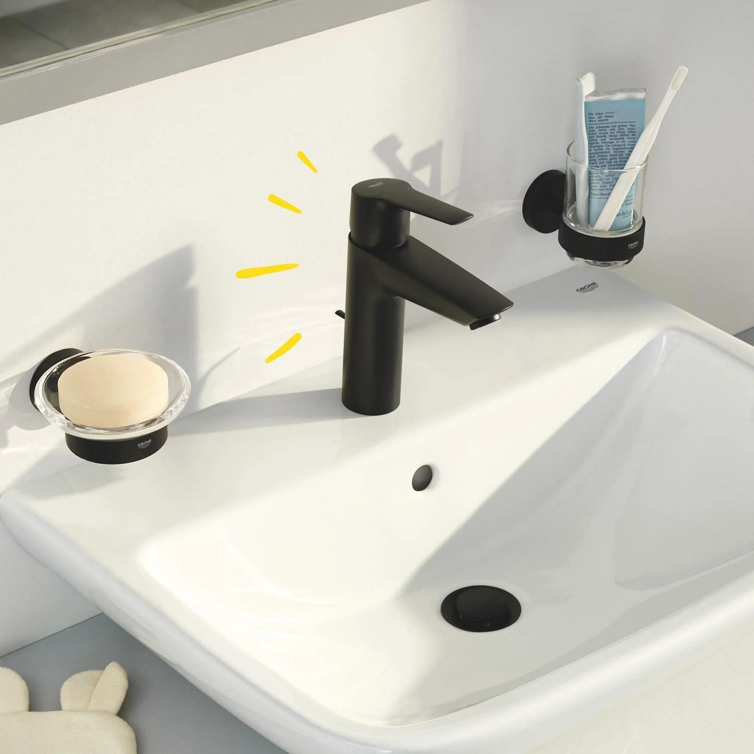 Czarna bateria umywalkowa w nowoczesnej łazience, Grohe