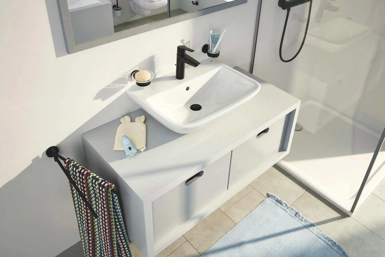 Umywalka z czarną baterią w łazience, Grohe