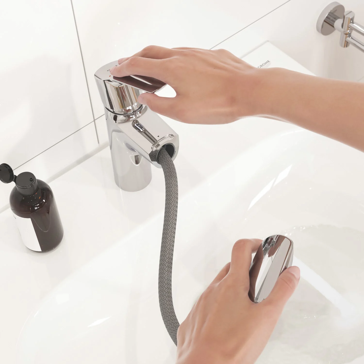 Zbliżenie baterii umywalkowej w użyciu, Grohe