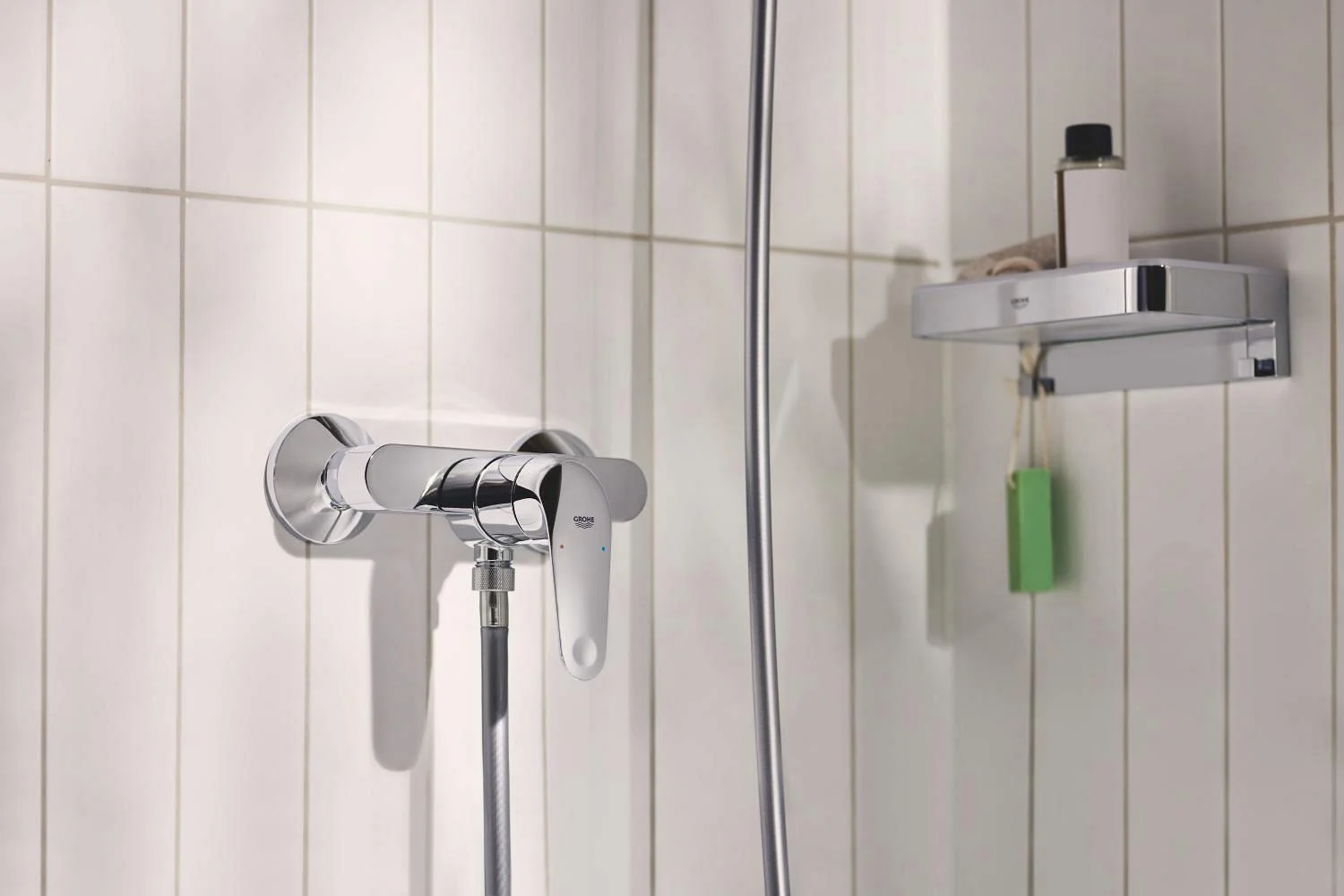 Bateria prysznicowa na kafelkowanej ścianie zbliżenie, Grohe