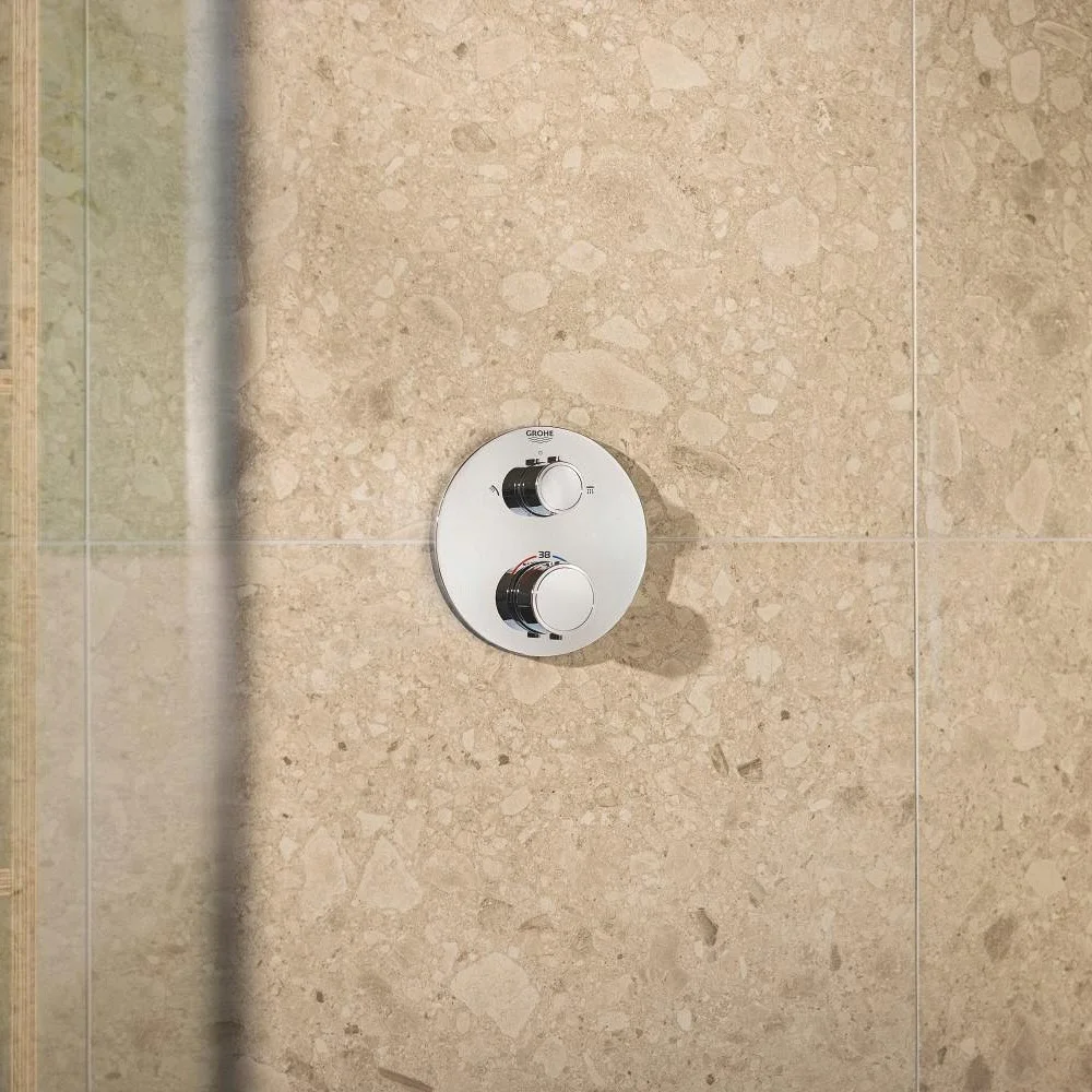 Podtynkowy system prysznicowy na beżowych płytkach, Grohe