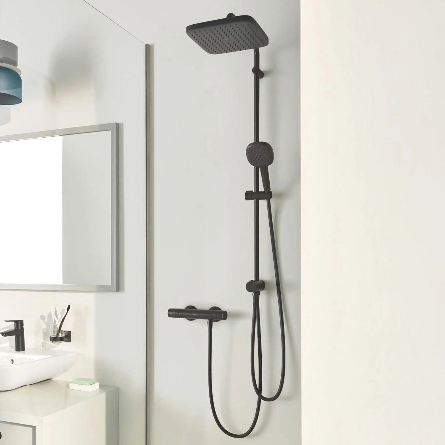Czarny system prysznicowy w łazience, Grohe