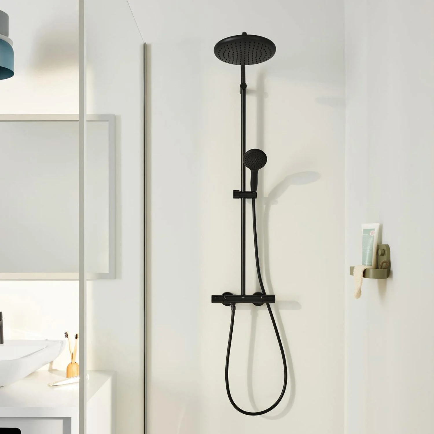 Czarny system prysznicowy w nowoczesnej łazience, Grohe