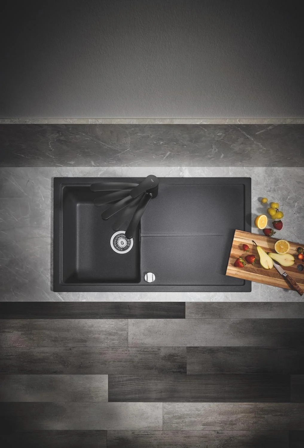 Widok z góry na zlew z baterią Grohe, Grohe