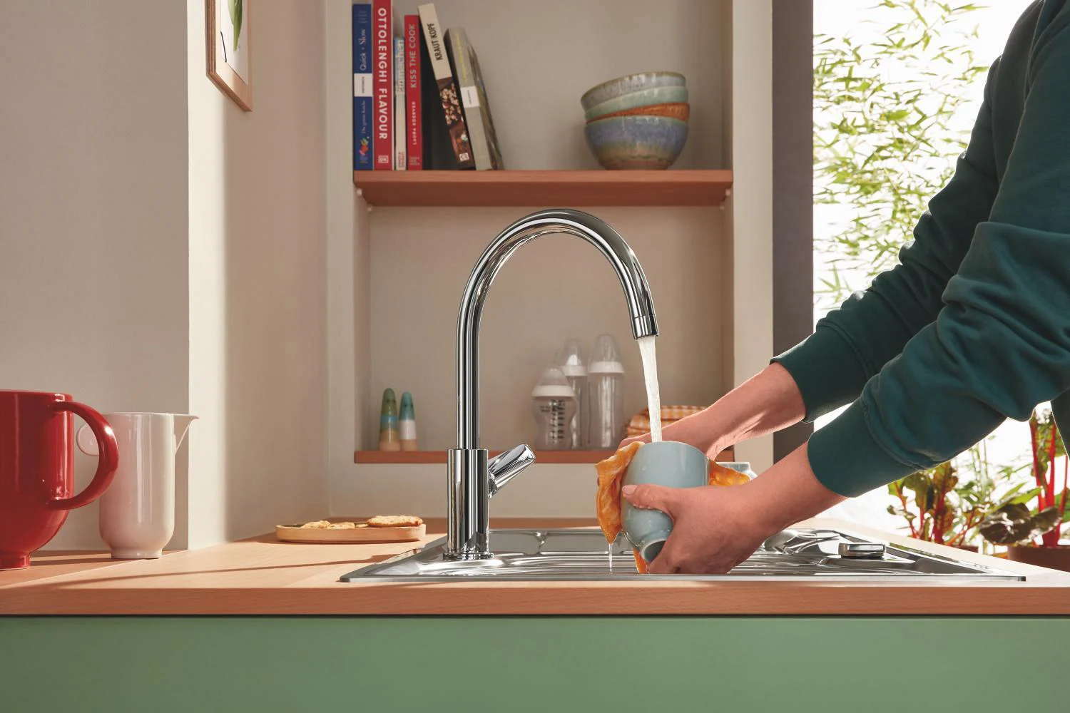 Osoba myjąca naczynia pod kranem kuchennym, Grohe