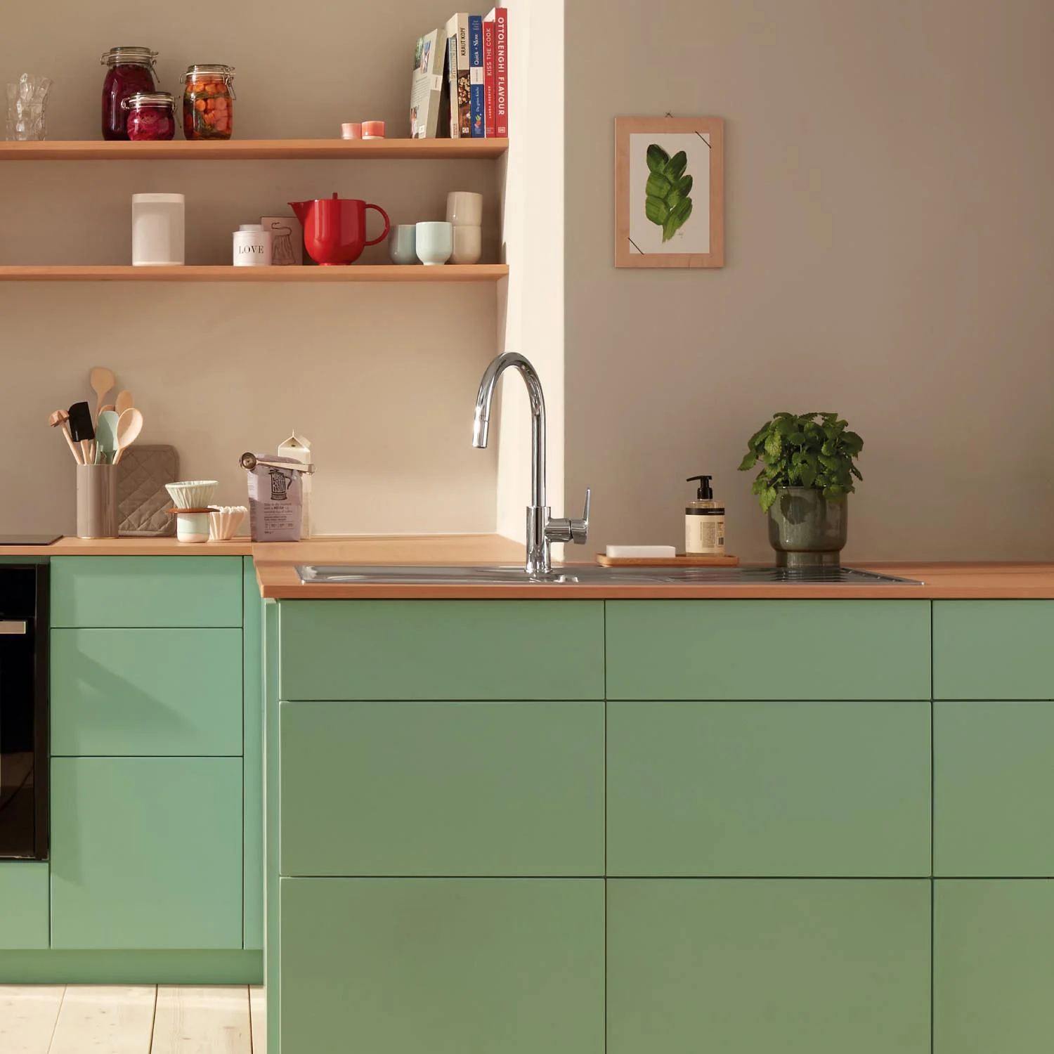 Bateria kuchenna w zielonej kuchni z drewnianymi detalami, Grohe