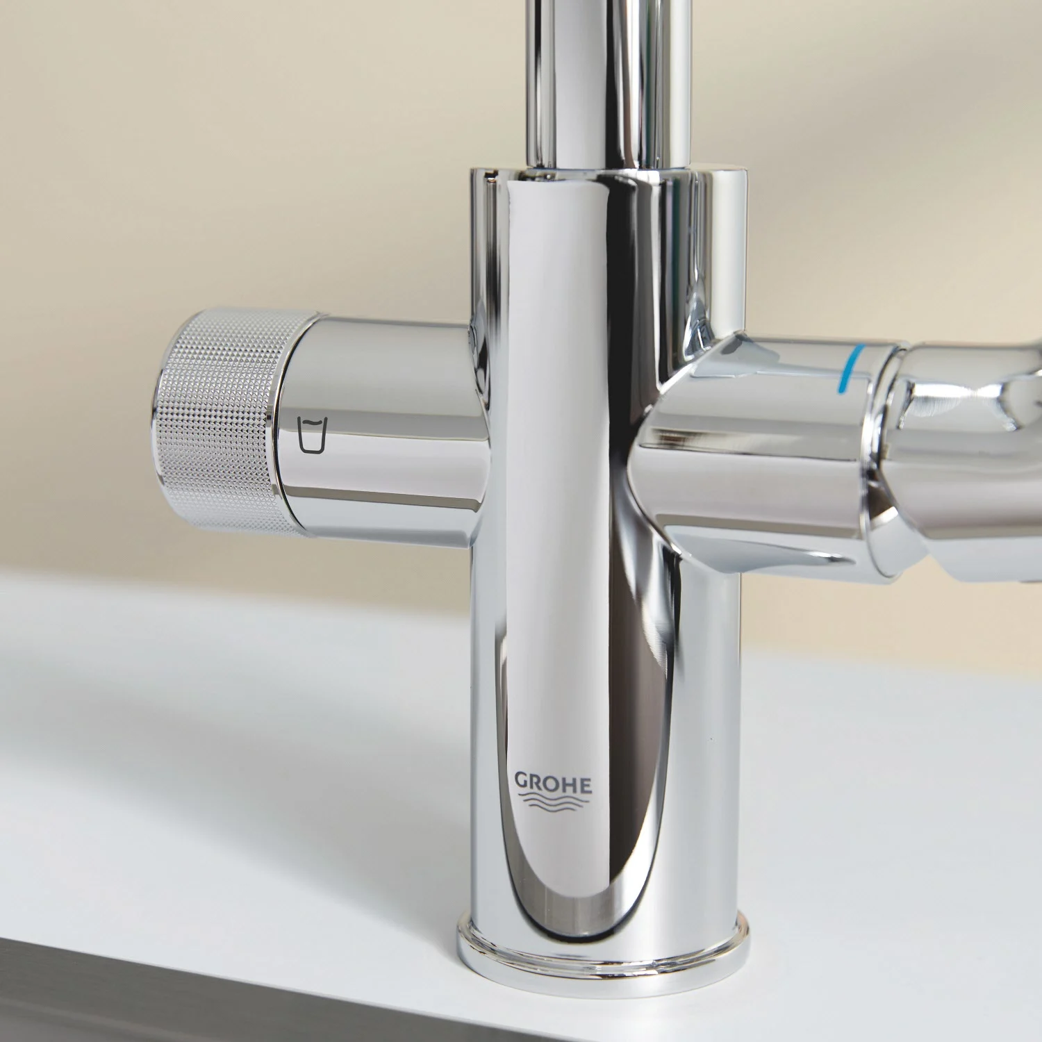 Zbliżenie na baterię Grohe w kuchni, Grohe