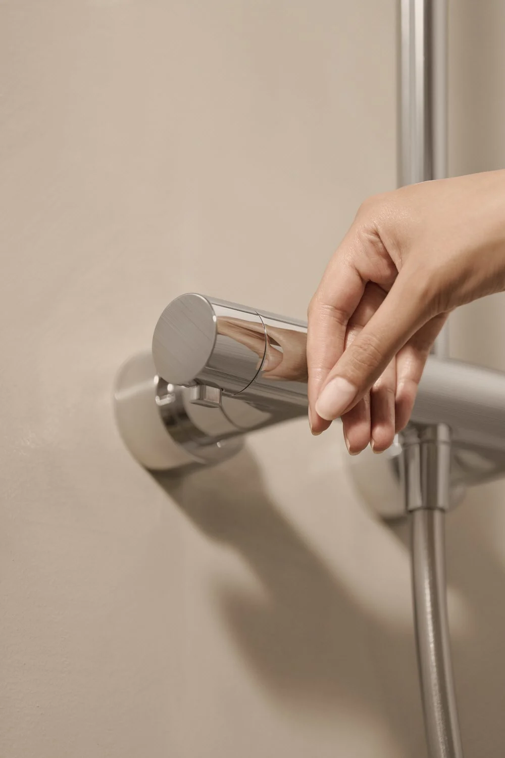 Hansa HANSAAURELIA Duschsystem mit Thermostat-Brausebatterie mit Kopfbrause eckig und Stabhandbrause eckig 1-strahlig Bild 3