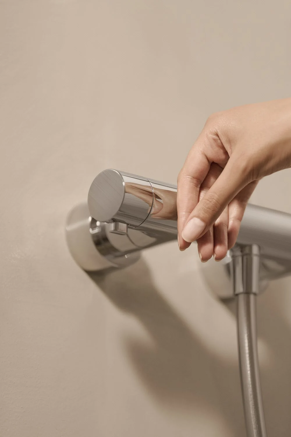 Hansa HANSAAURELIA Thermostat-Brausebatterie mit Brausestange rund 77 cm und Handbrause 3-strahlig Bild 2