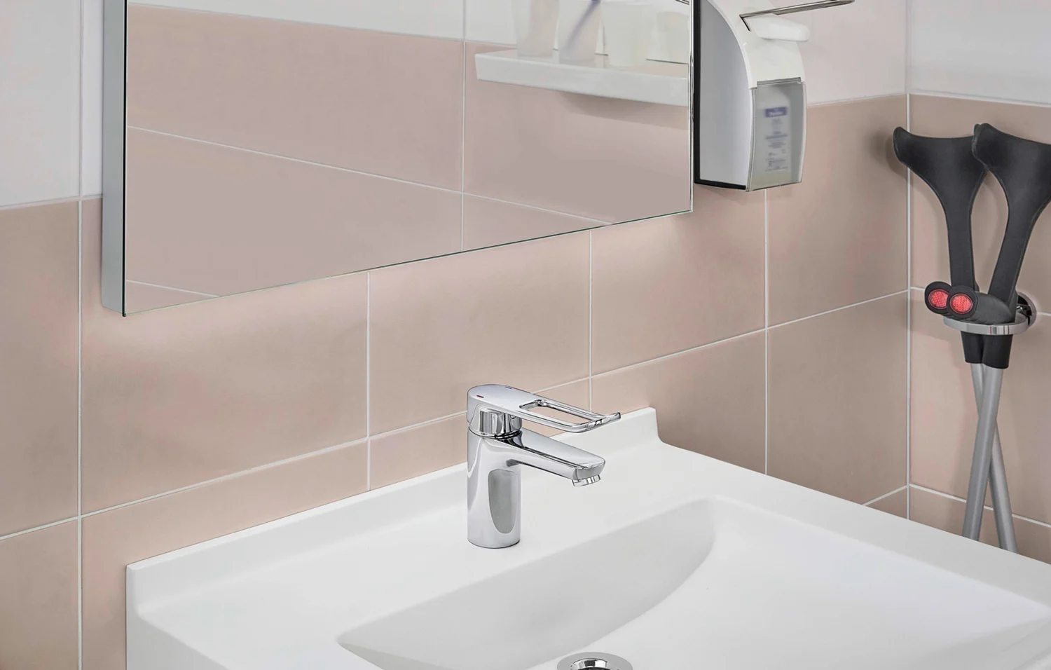 Bateria umywalkowa w łazience z lustrem, Hansa