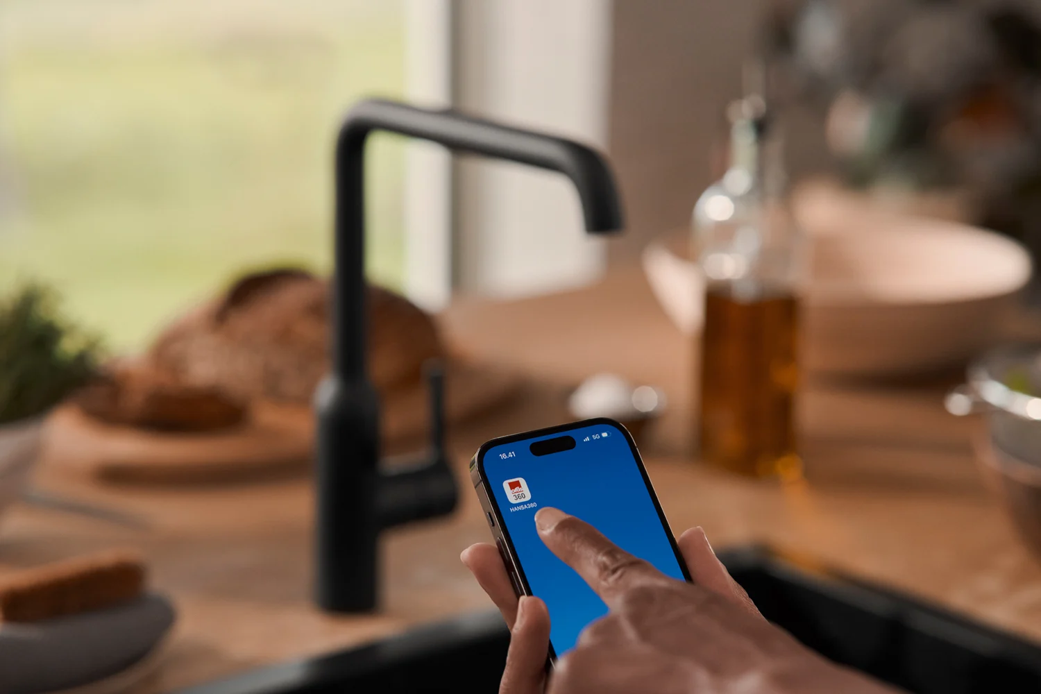 Bateria kuchenna z kontrolą smartfona w nowoczesnej kuchni, Hansa