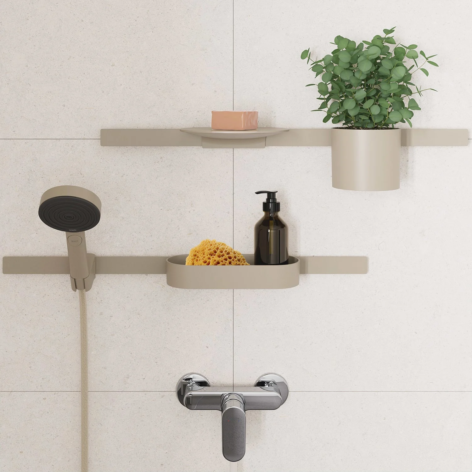 Beżowe półki łazienkowe z akcesoriami na ścianie, hansgrohe