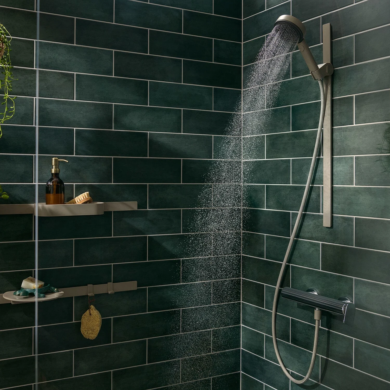 Prysznic z półkami i zielonymi kafelkowanymi ścianami, hansgrohe