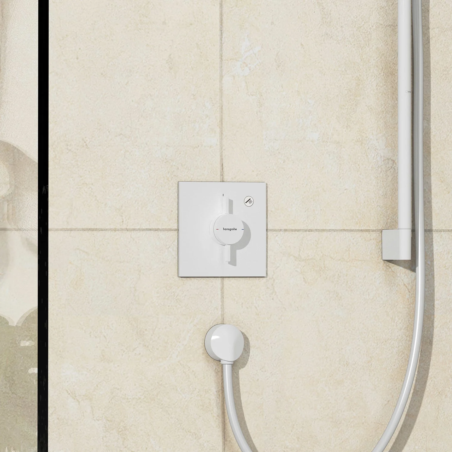 Biała kwadratowa armatura prysznicowa na ścianie, hansgrohe