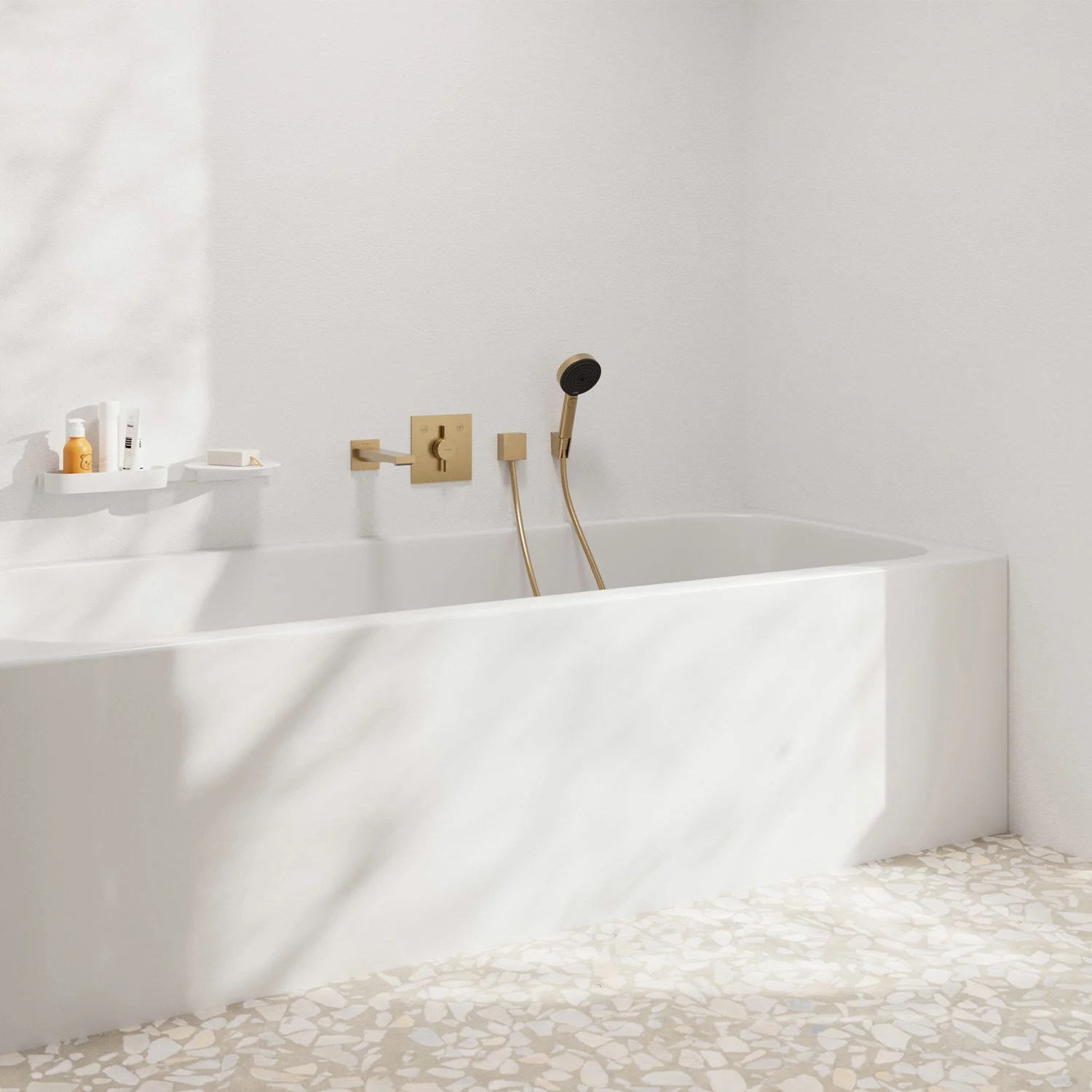 Nowoczesna łazienka ze złotą baterią i wanną, hansgrohe