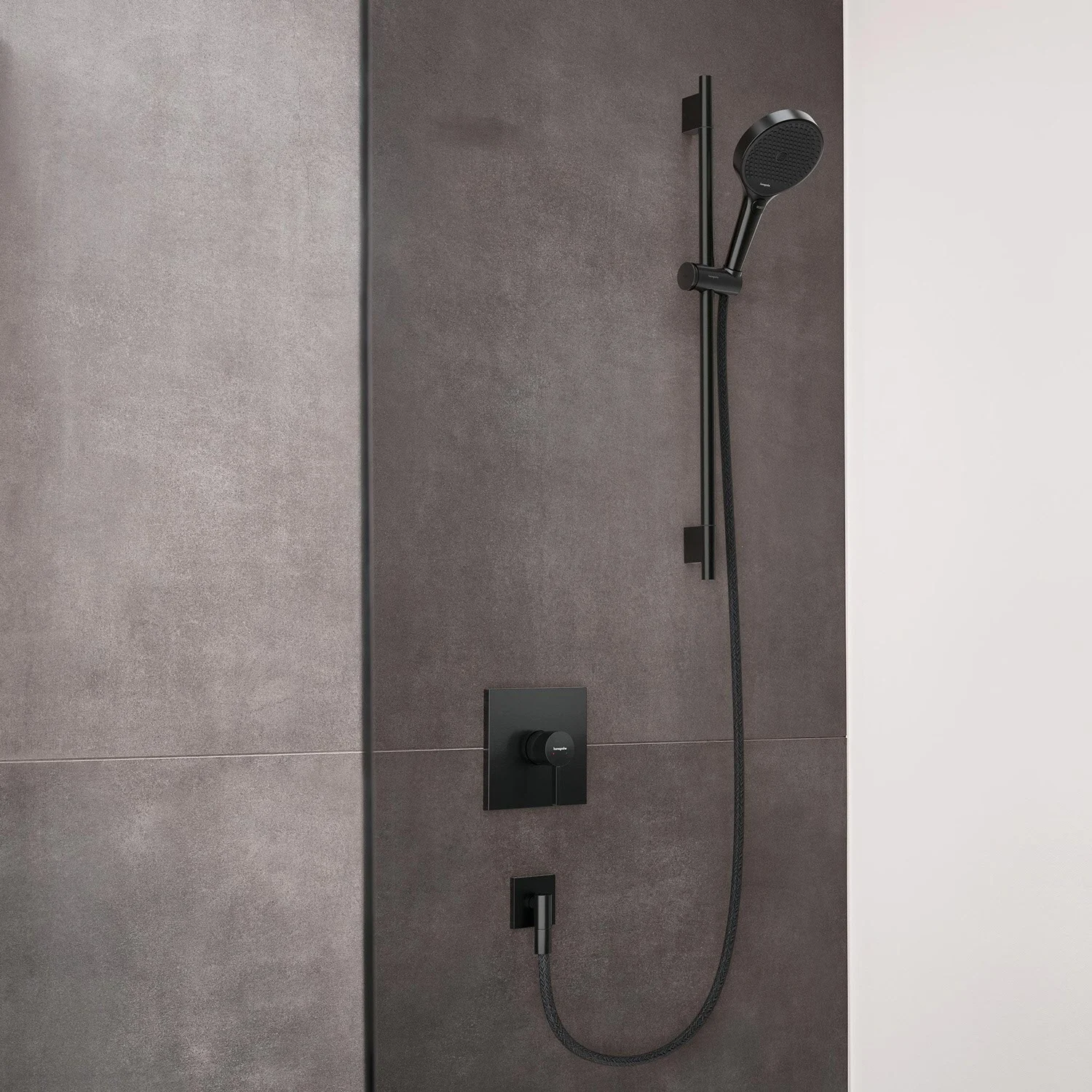 Czarna bateria prysznicowa z kwadratowym uchwytem ściennym, hansgrohe
