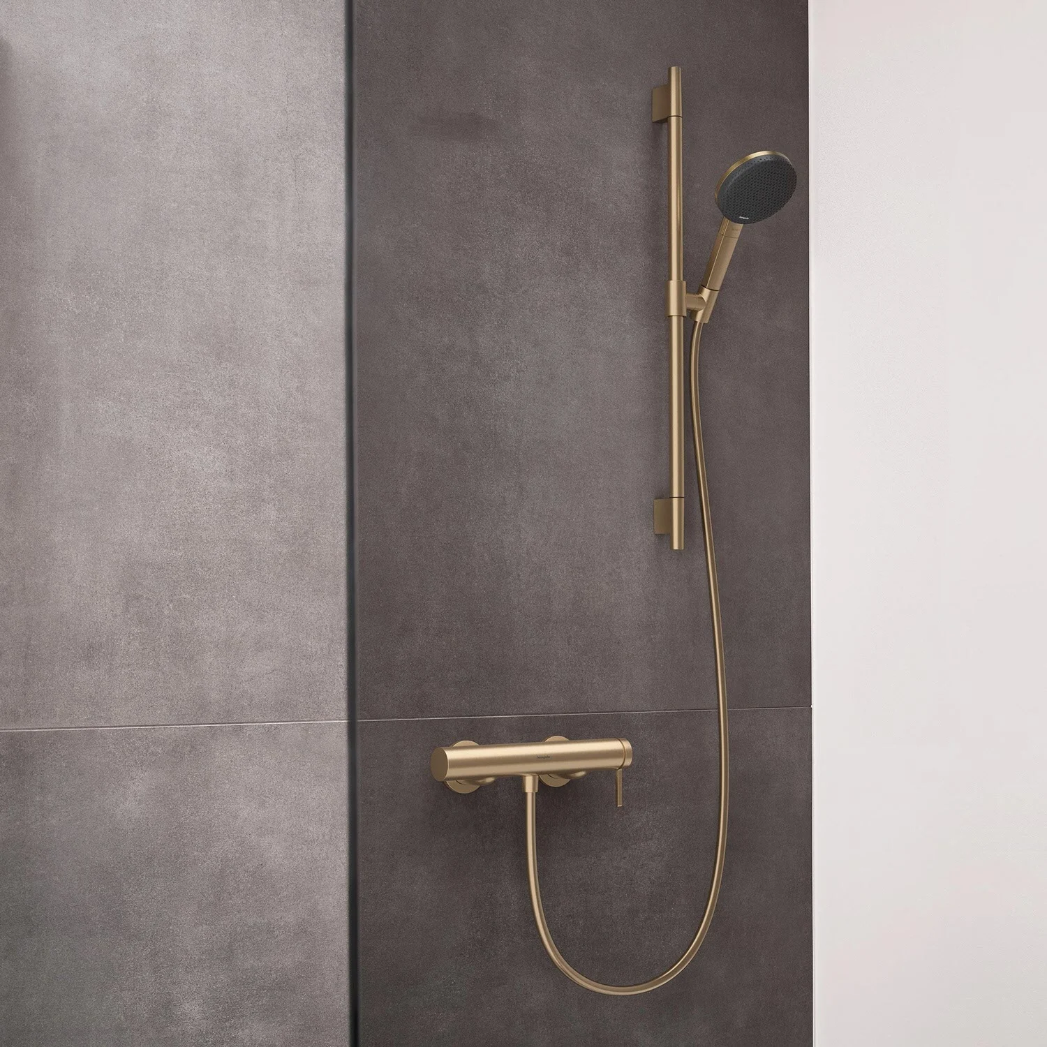 Brązowa bateria prysznicowa w nowoczesnym otoczeniu łazienki, hansgrohe