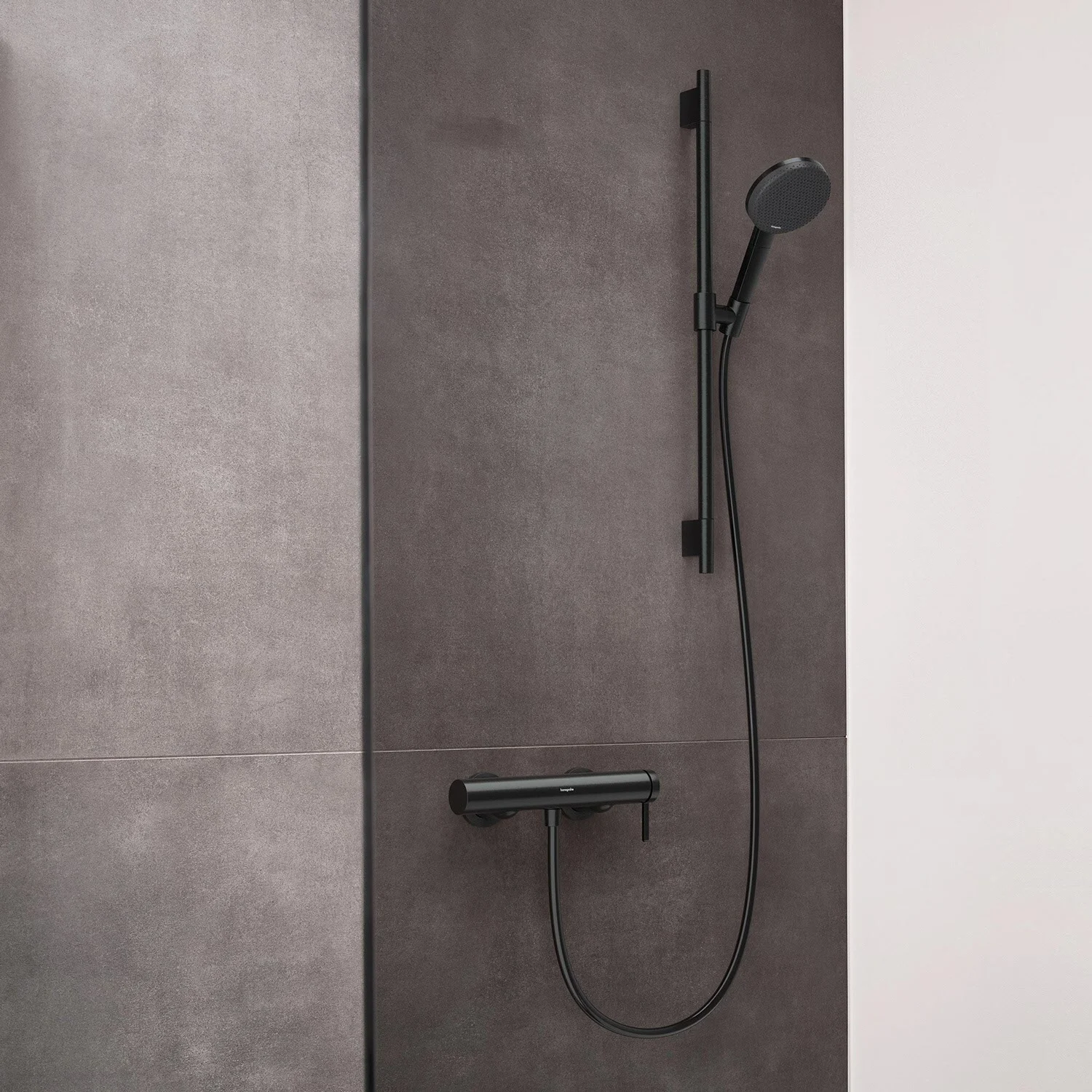 Czarna bateria prysznicowa w nowoczesnym otoczeniu łazienki, hansgrohe