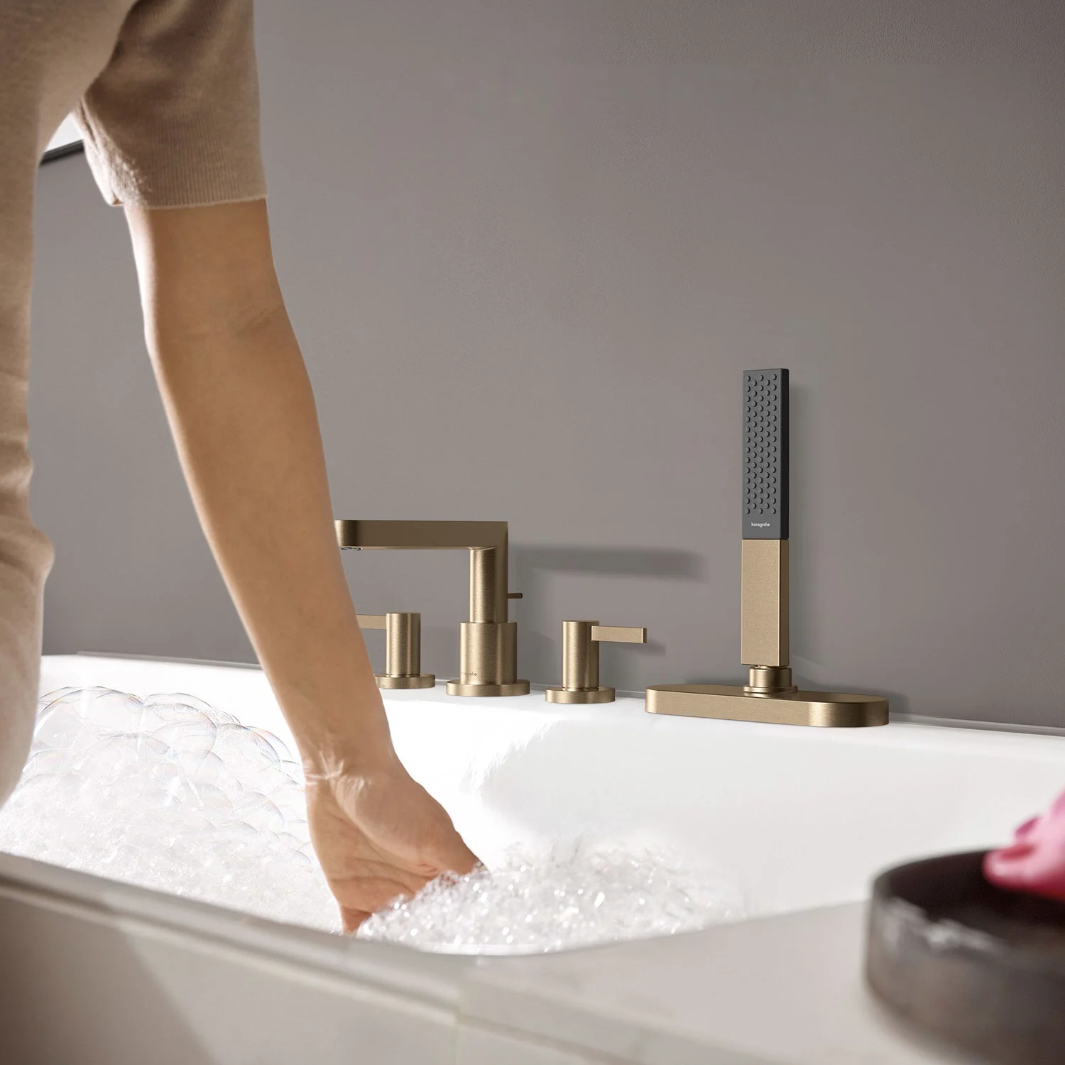 Zbliżenie brązowej baterii wannowej 4-otworowej, hansgrohe