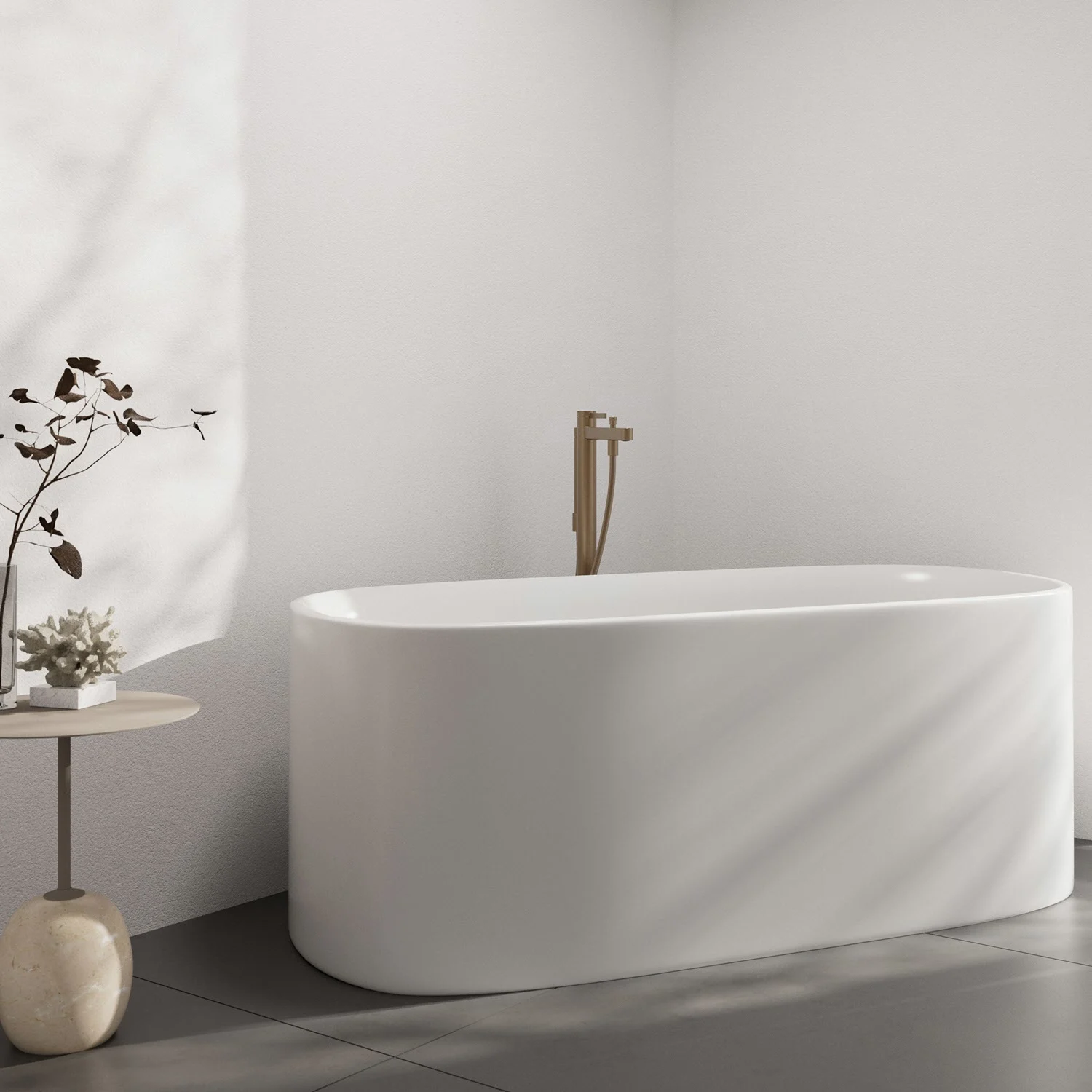 Wolnostojąca wanna ze złotą baterią w pokoju, hansgrohe