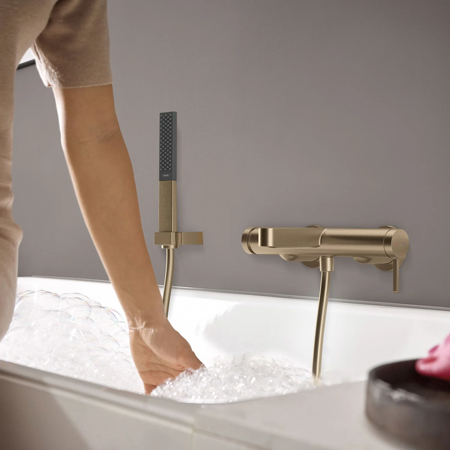 Zbliżenie brązowej jednouchwytowej baterii wannowej, hansgrohe