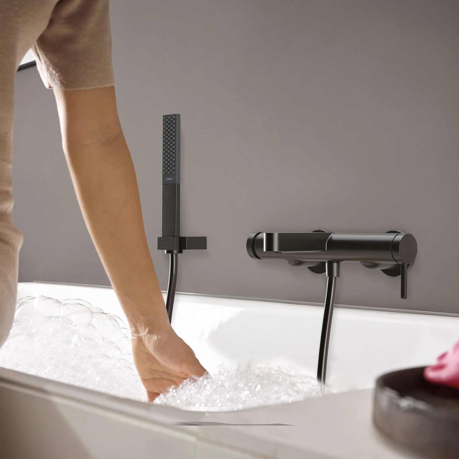 Zbliżenie czarnej jednouchwytowej baterii wannowej, hansgrohe