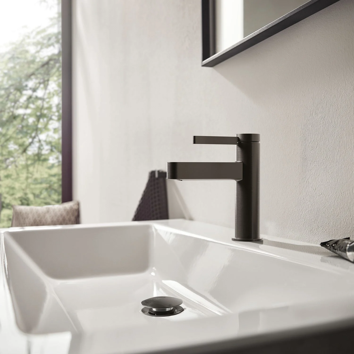 Czarna bateria umywalkowa w łazience, hansgrohe