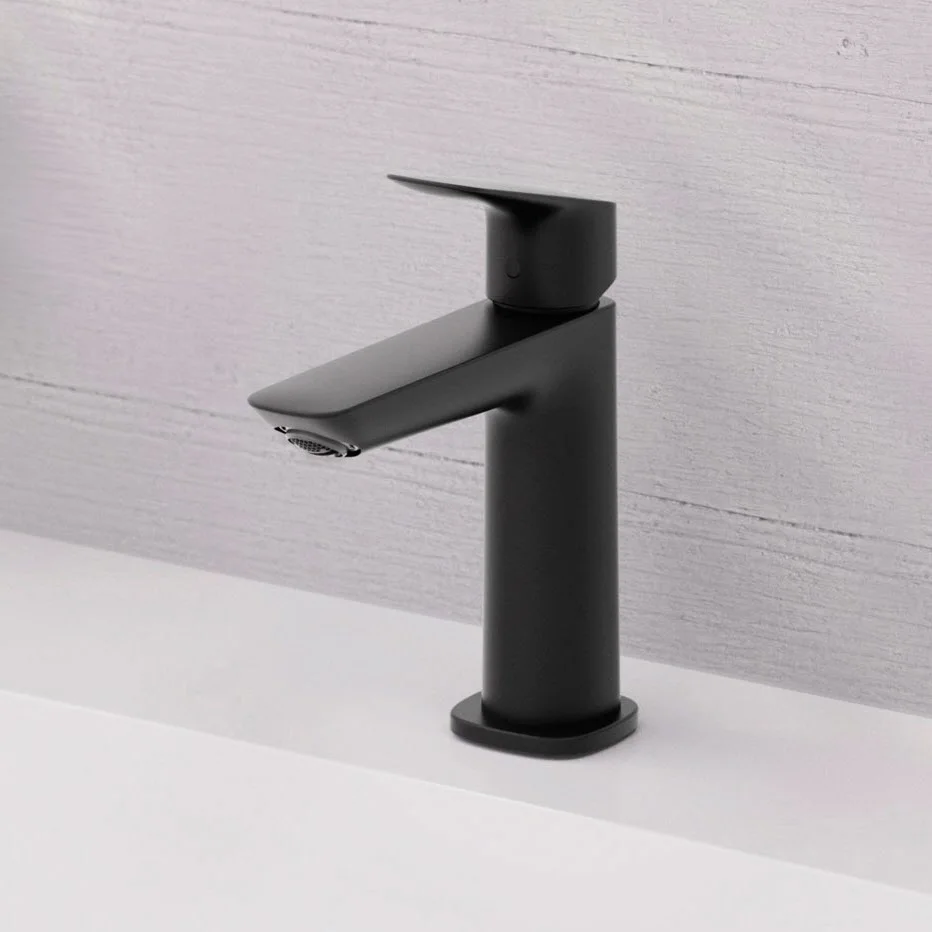 Czarna bateria umywalkowa z bliska, hansgrohe