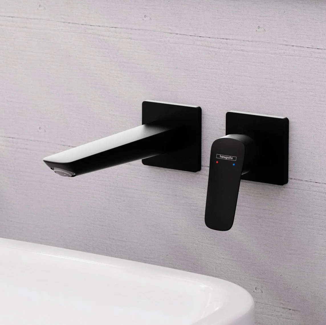 Czarna bateria umywalkowa na białej ścianie, hansgrohe