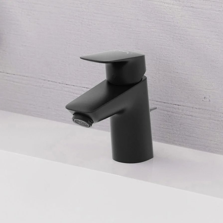 Czarna bateria umywalkowa z bliska, hansgrohe