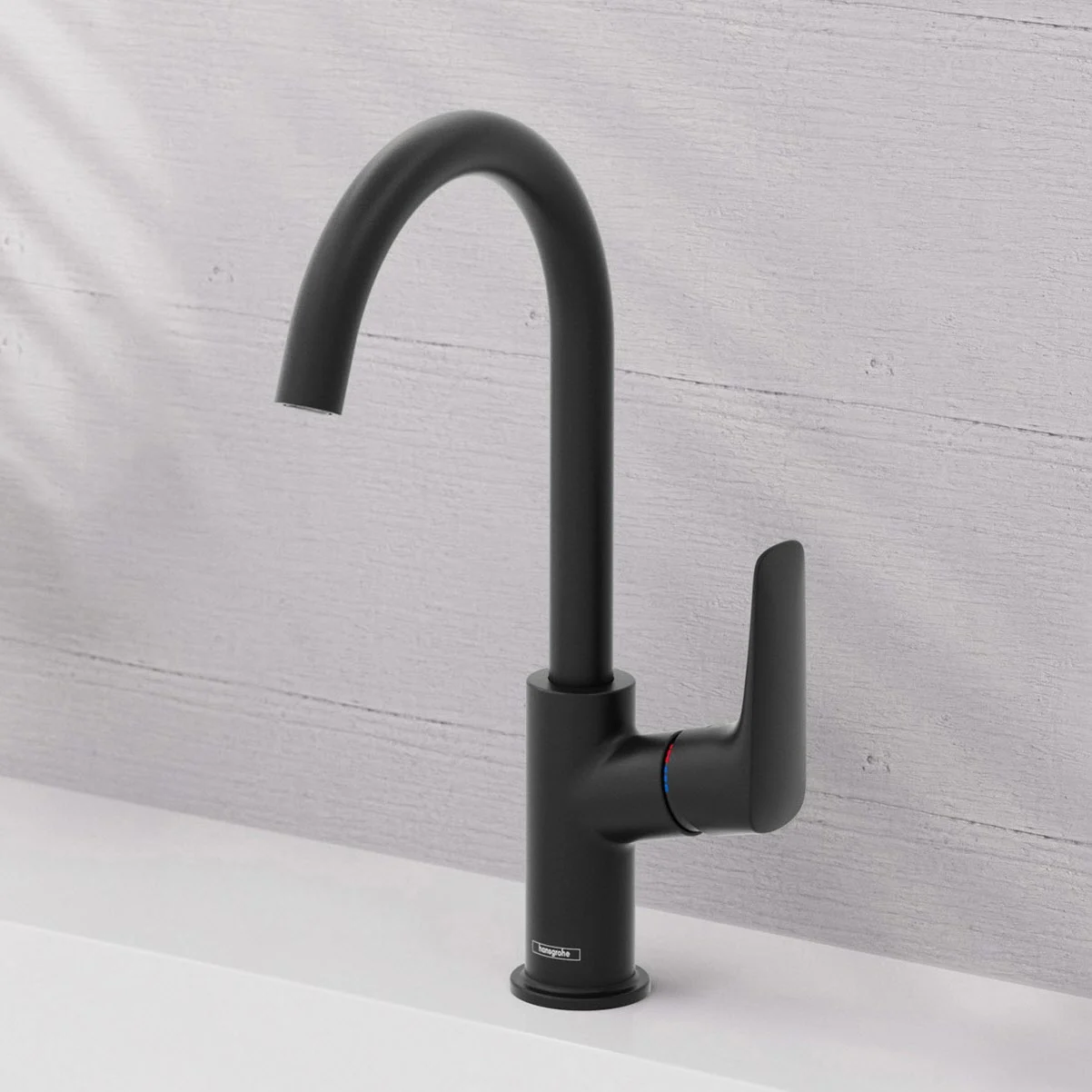 Czarna wysoka bateria umywalkowa z bliska, hansgrohe