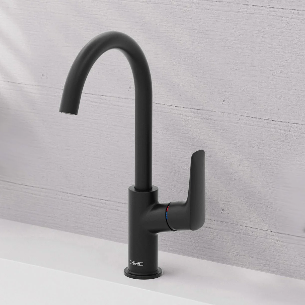 Czarna wysoka bateria umywalkowa z bliska, hansgrohe