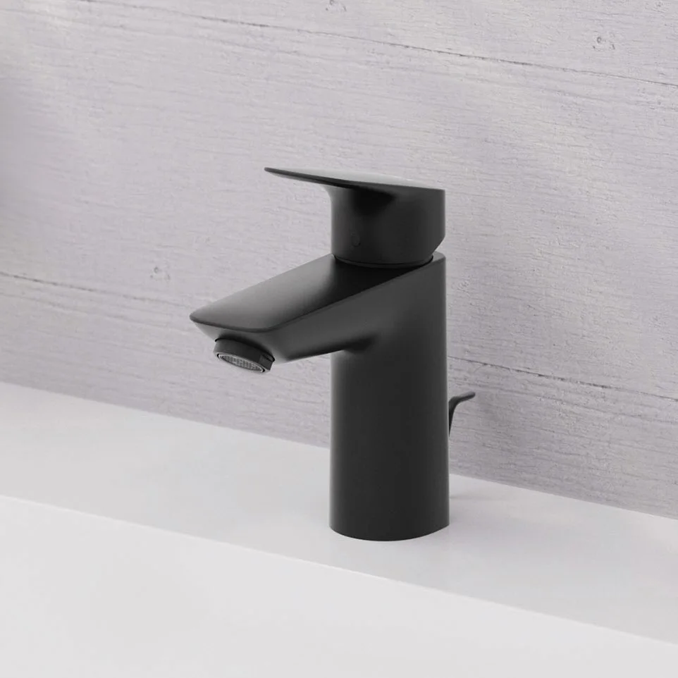 Czarna bateria umywalkowa z bliska, hansgrohe