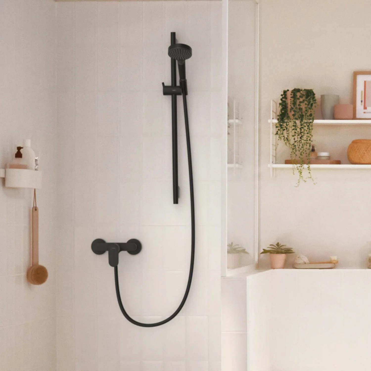 Prysznic z czarną baterią w łazience, hansgrohe