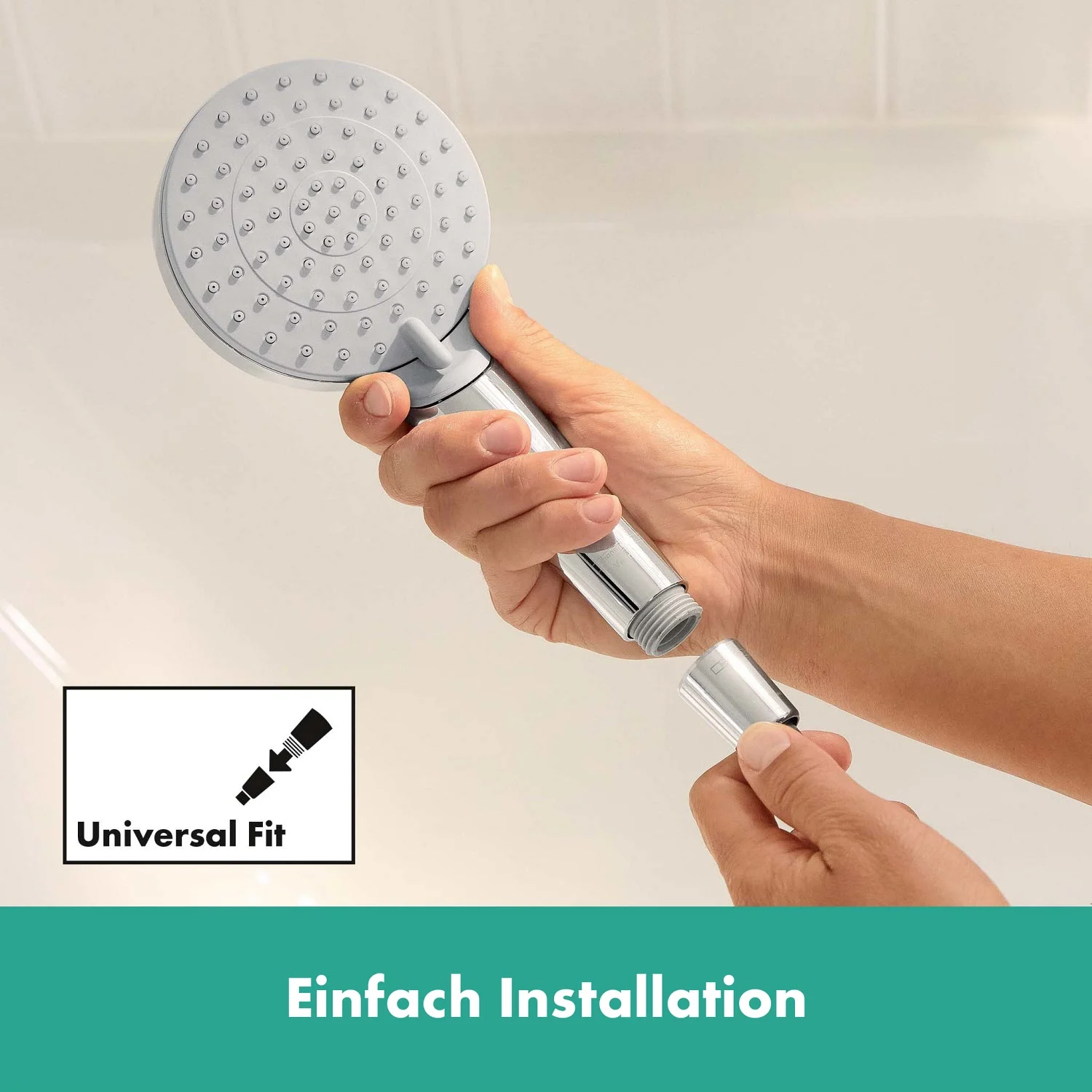 Ręka trzyma słuchawkę prysznicową z uniwersalnym dopasowaniem, hansgrohe
