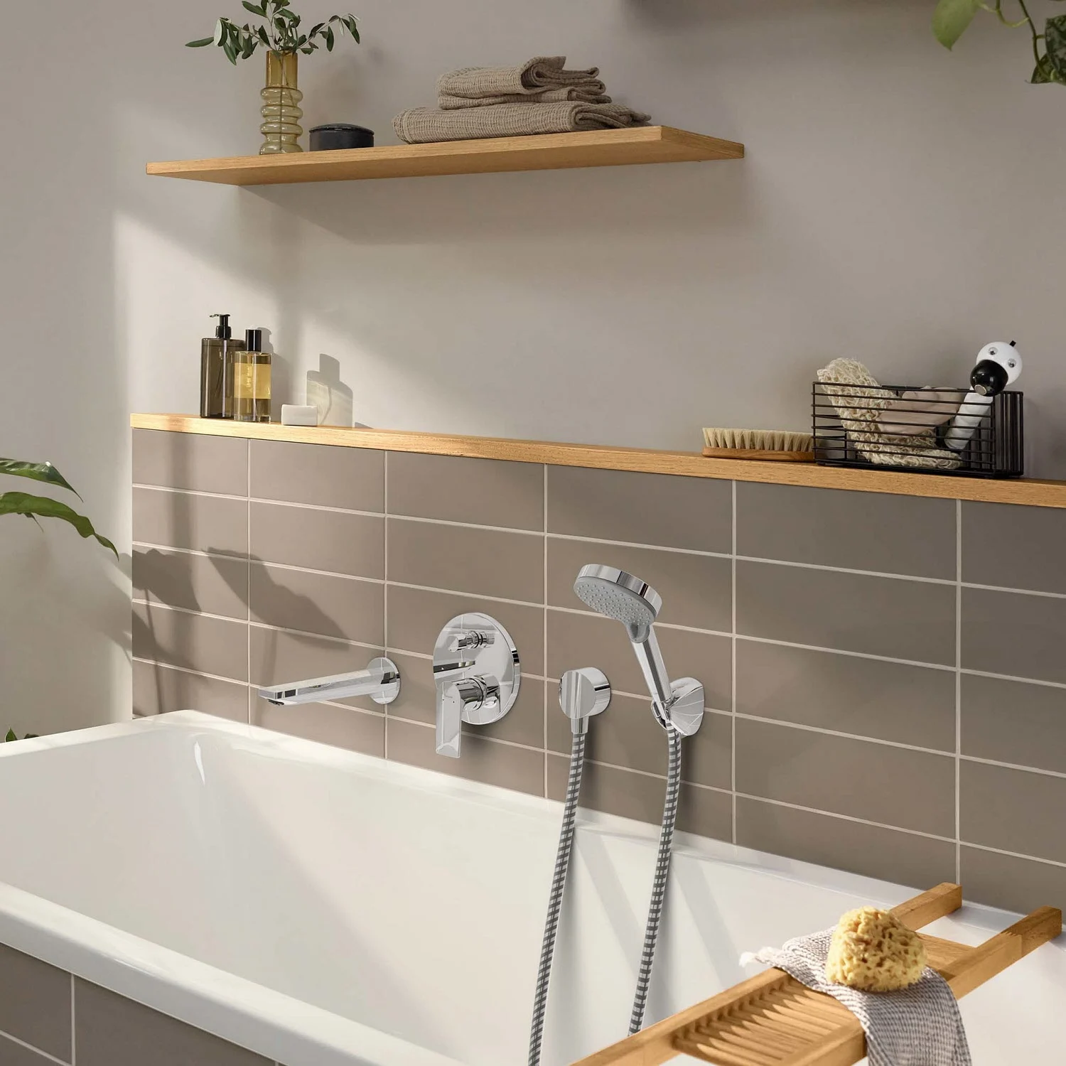 Chromowana bateria łazienkowa na kafelkowanej wannie, hansgrohe