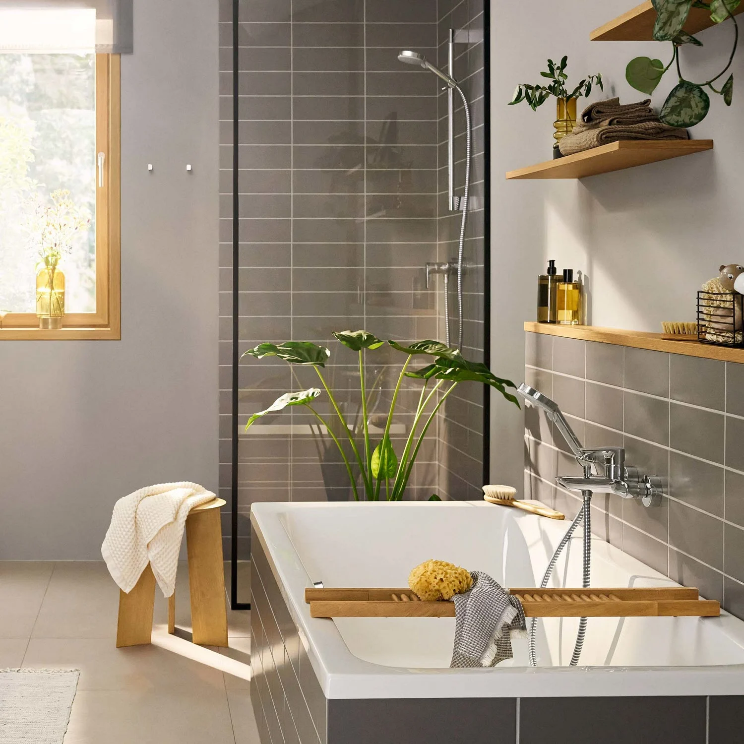 Nowoczesna łazienka z wanną i roślinami, hansgrohe