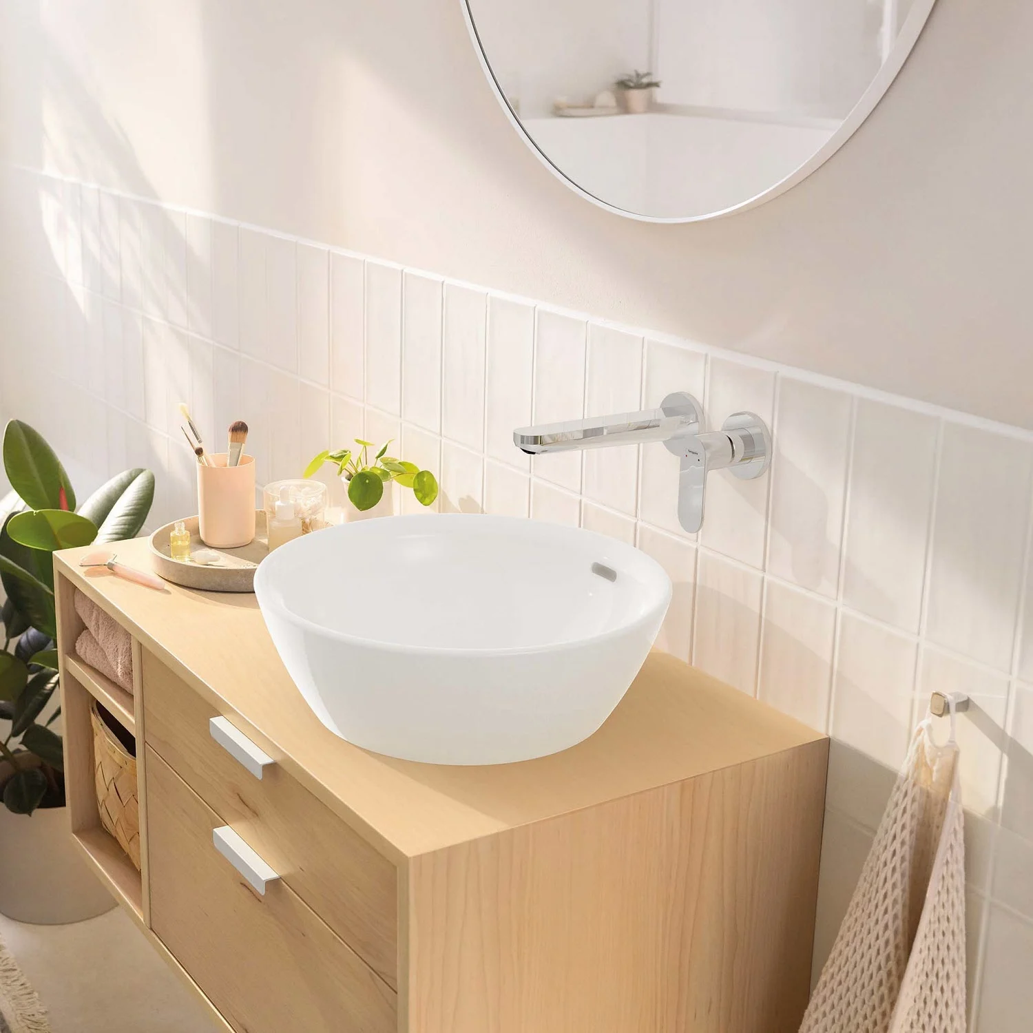 Umywalka z baterią ścienną w łazience, hansgrohe