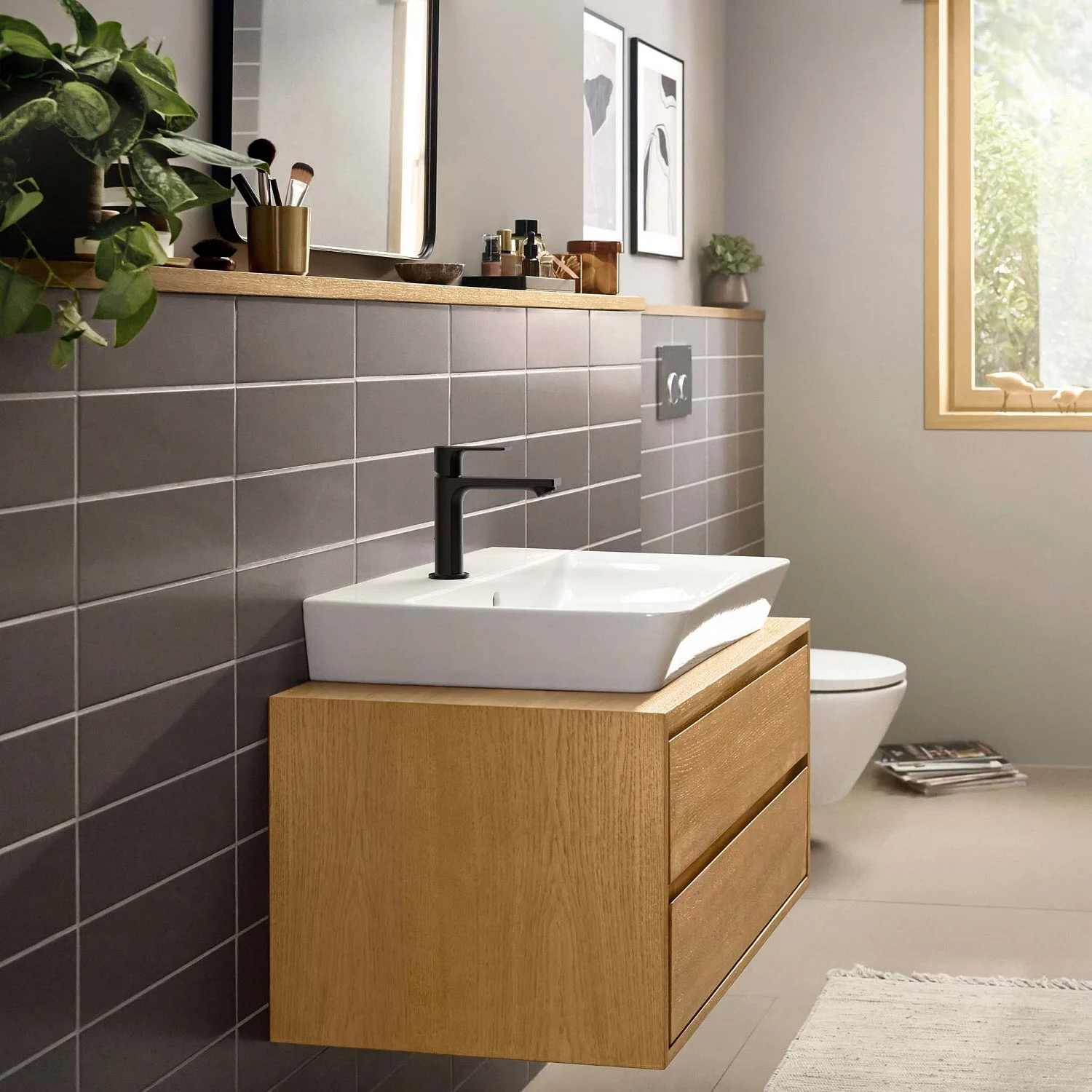 Umywalka z czarną baterią w łazience, hansgrohe