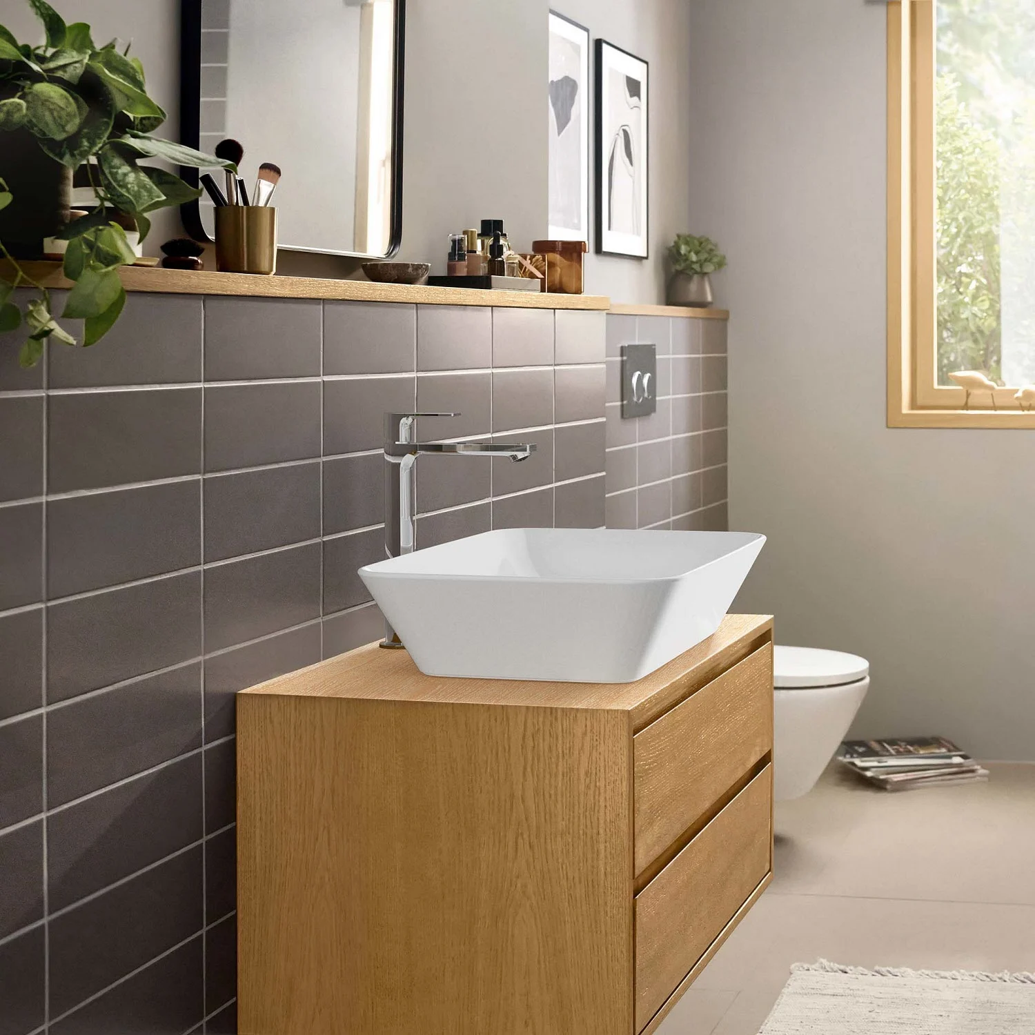 Umywalka ze srebrną baterią w łazience, hansgrohe