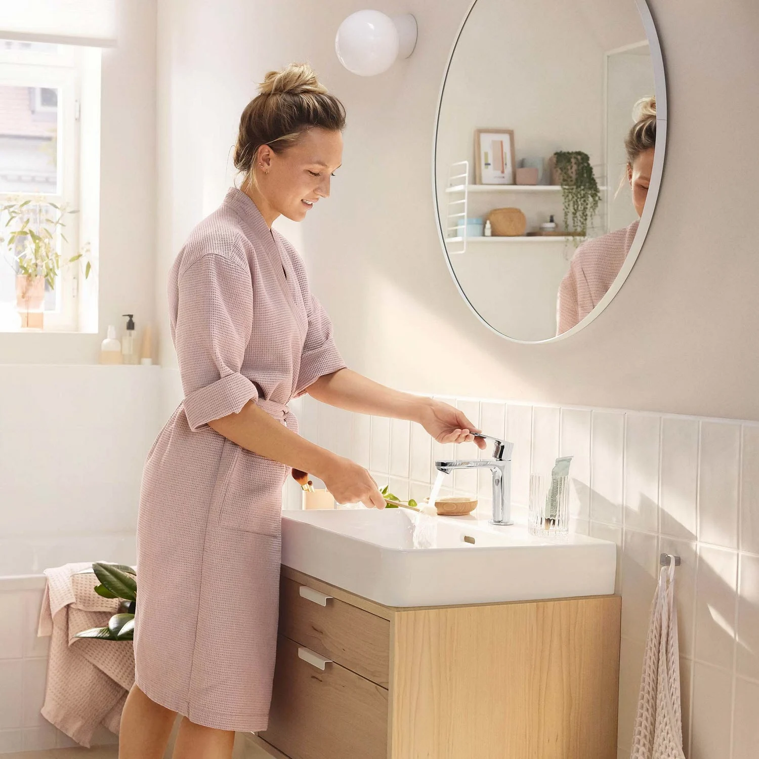 Kobieta myjąca ręce przy umywalce, hansgrohe