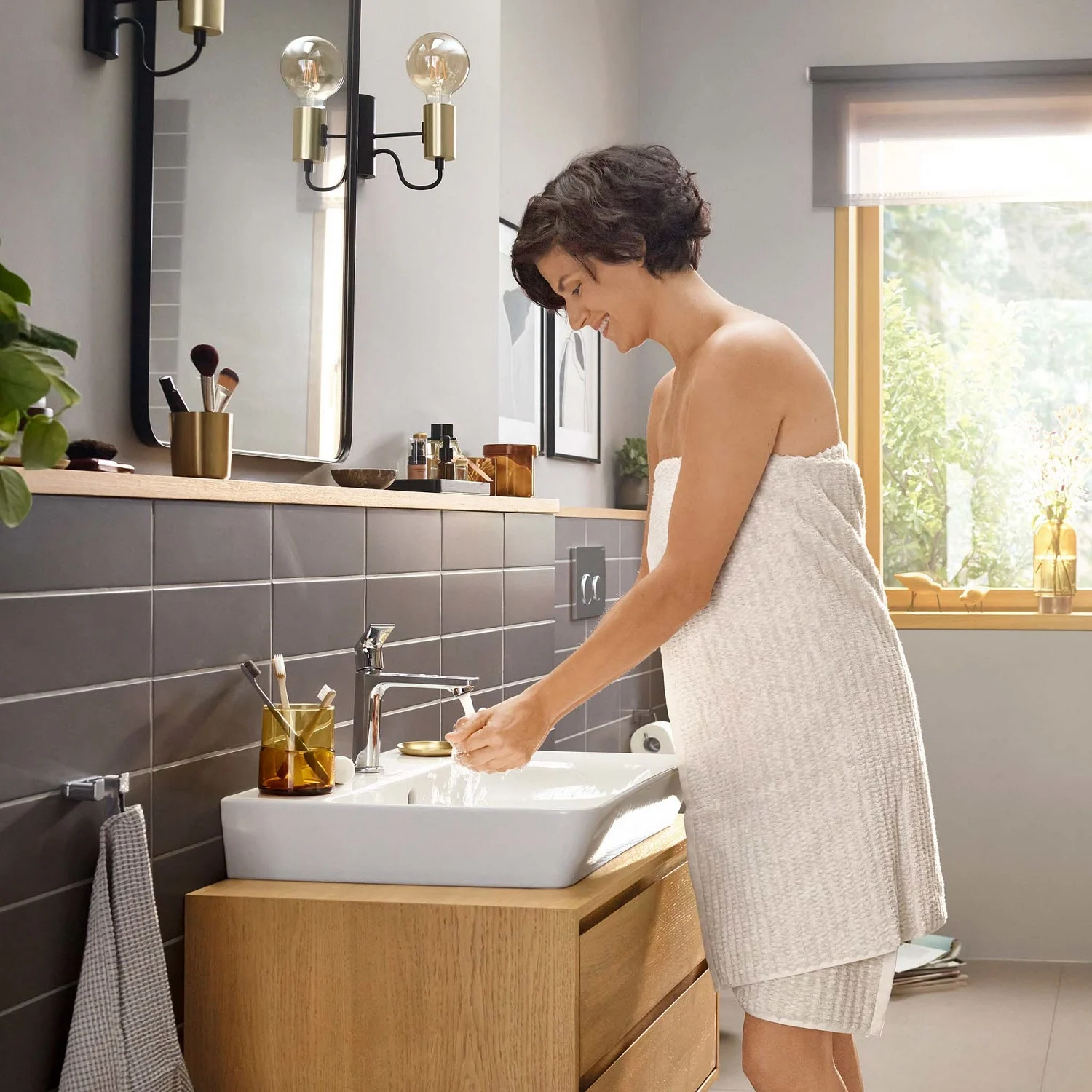Kobieta myjąca ręce przy umywalce, hansgrohe
