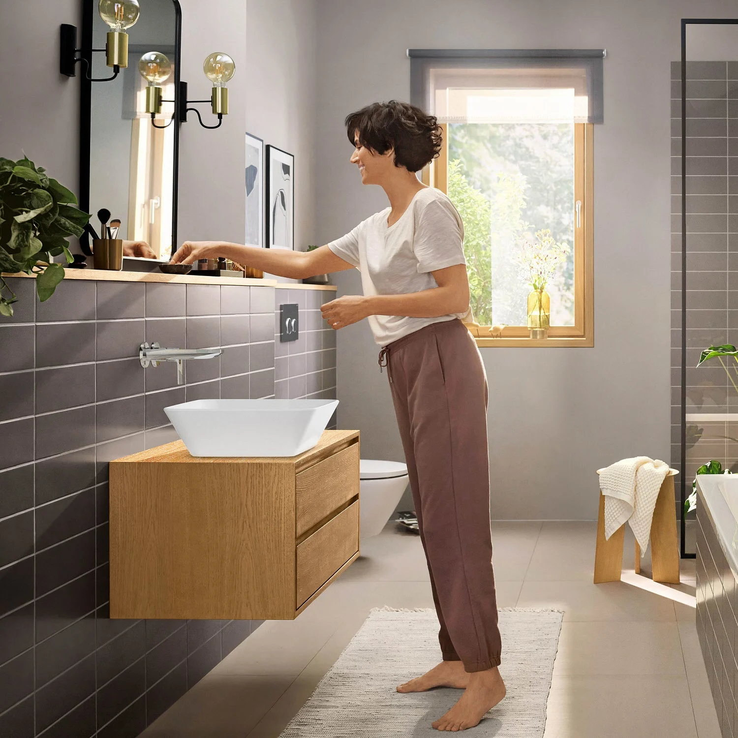 Kobieta w łazience z umywalką, hansgrohe