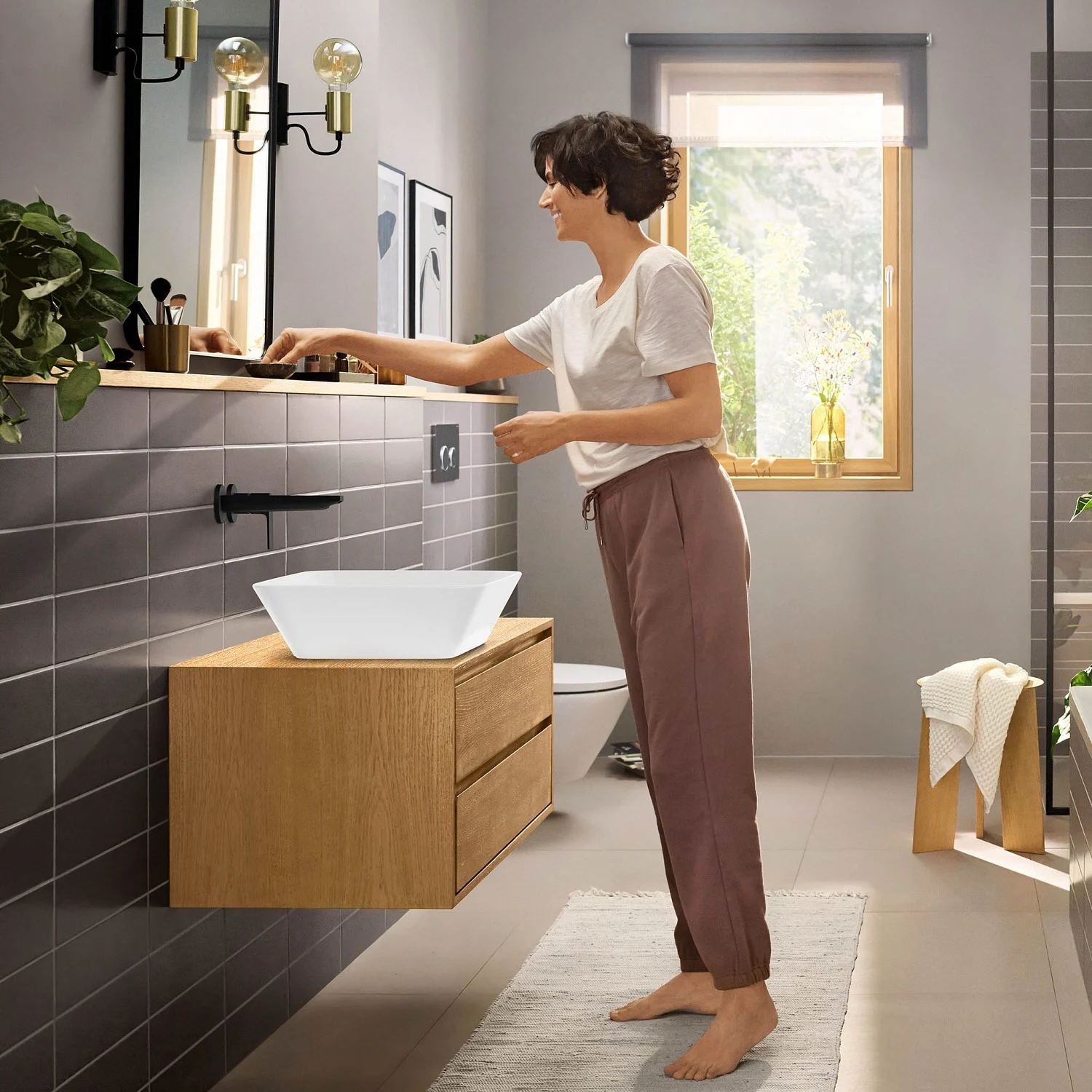 Kobieta w łazience z umywalką, hansgrohe
