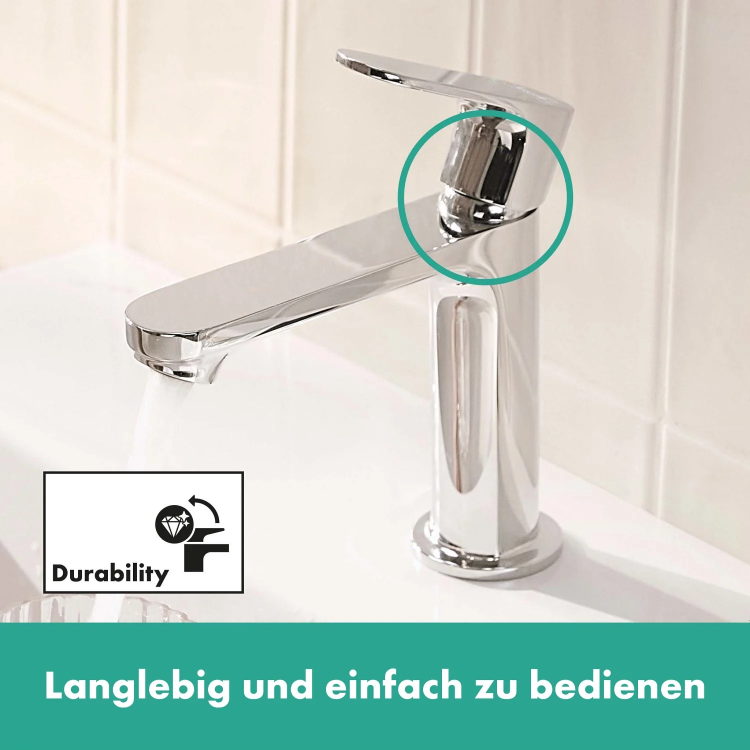 Zbliżenie chromowanego kranu w łazience, hansgrohe