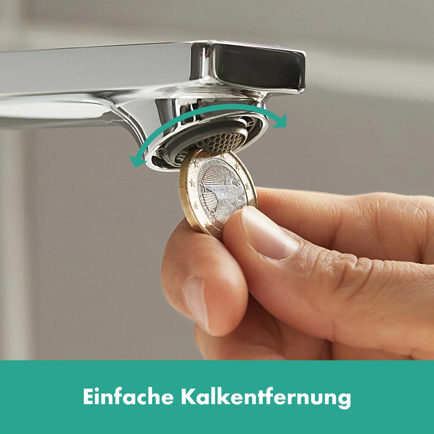 Zbliżenie ręki usuwającej kamień z kranu, hansgrohe