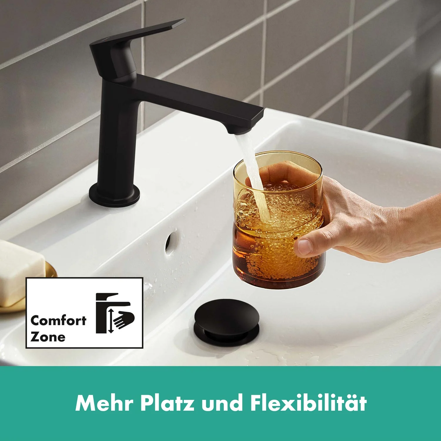 Czarna bateria umywalkowa z bliska z szklanką, hansgrohe