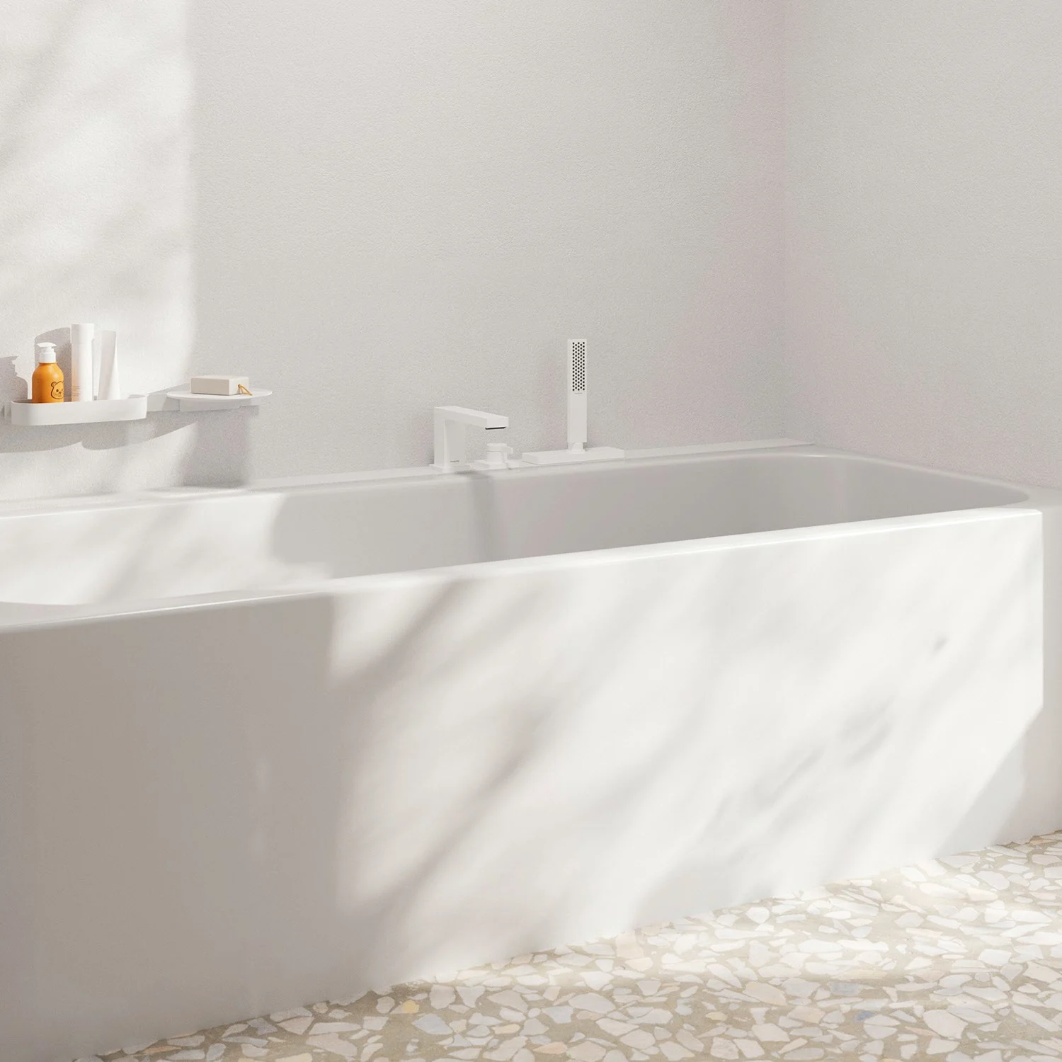 Biała wanna z białą baterią, hansgrohe